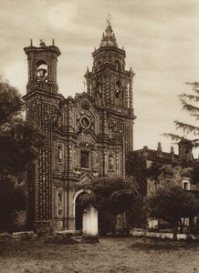 Mexico: Kerk van San Francisco, vooraanzicht (z/w foto) door Hugo Brehme