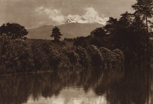 Mexico: Iztaccihuatl, gezien vanaf Miraflores (zwart-wit foto) door Hugo Brehme