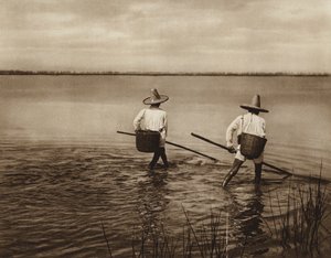 Mexico: Vissers op het meer van Chapala (z/w foto) door Hugo Brehme