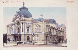 Ansichtkaart met de Vigszinhaz (Comedy Theatre) op de Grand Boulevard in Boedapest door Hungarian School