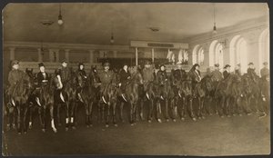 Paardrijwedstrijd in de Milchailovsky Manege (Manege) St. Petersburg: de damesronde. door Iakob Vladimirovich Shteinberg