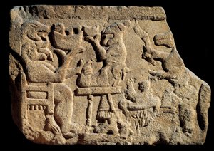 Iberische kunst: laag reliëf dat een mythologische banketscène voorstelt waar een god van de onderwereld twee hoofden heeft met zijn mond open voor een offeraltaar. Rond 500 v.Chr. afkomstig uit het graf van Pozo Moro, Spanje. Madrid, Museo Arqueologico Na door Iberian
