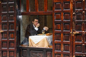 Raam van het ‘Pensive Man Café’ door Igor Shrayer