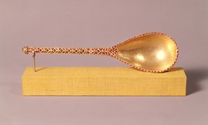 Een ceremoniële lepel bezet met robijnen, smaragden en een diamant, Mughal