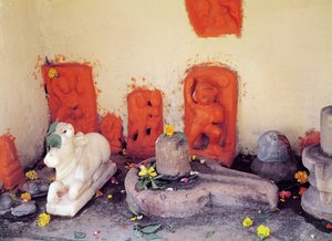 Een schrijn van een kapel aan de Ganges