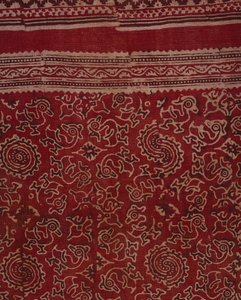 Blokgedrukte textiel voor exporthandel met ganzen, lotusknop en rozetpatroon, Indiaas, ca.1500 (detail) door Indian School