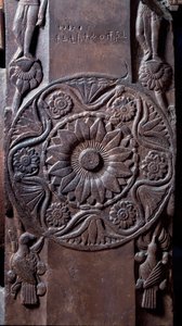 Boeddhisme: medaillon versierd met bloemmotieven - detail van de stupa van Bharhut - Laag reliëf van zwart steen, 2e eeuw v.Chr. - Kolkata, Indian Museum