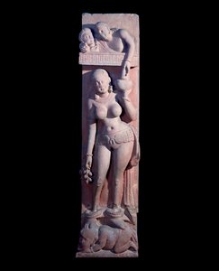 Dame die op een dwerg klimt, met een druif en een kruik wijn (Rood zandstenen beeldhouwwerk, Kushan-rijk) door Indian School