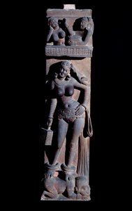 Hindoeïsme: voorstelling van een Yakshini (Yaksi) natuurgeest, met een kooi en een papegaai, ze staat op een dwerg - Beeldhouwwerk van Mathura, zandsteen, 2e eeuw door Indian School