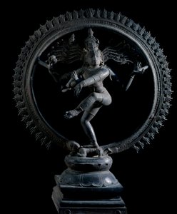 Hindoeïsme: voorstelling van de god Shiva Nataraja, god van de dans. Bronzen sculptuur 12e eeuw. Kolkata, Indian Museum