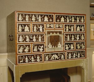 Indiase kast versierd met ivoor en rozenhout, 17 laden, Ceylon, 1700 door Indian School