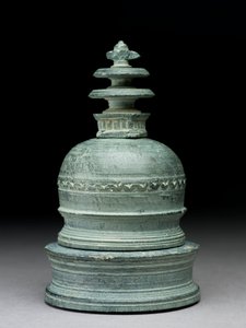 Relikwie in de vorm van een stupa door Indian School