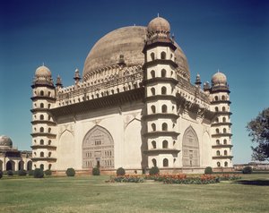 Zicht op de Gol Gumbaz, mausoleum van Mohammed Adil Shah II (1627-57) gebouwd in 1659