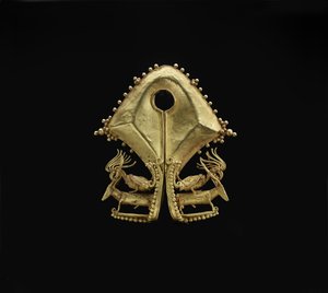 Mamuli, hanger met kaketoes die herten berijden, Sumba Island volkeren (c.19e eeuw) door Indonesian School