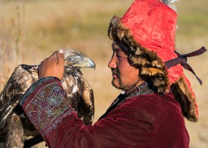 Een Kazachse arendjager nabij het dorp Bayan in westelijk Mongolië door Ira Block