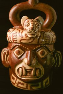 Een keramisch artefact met een getande mond gevonden in El Brujo, een afgelegen complex van piramideruïnes van de Moche - een cultuur die de noordkust van Peru regeerde van ongeveer 100 tot 800 na Christus. Graven in de Moche-vallei in 1899, de Duitse arch