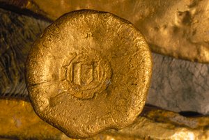Een fonkelend fortuin in goud en zilver is teruggevonden van de zeebodem. Schatten zoals deze gouden knoop werden vanuit de Nieuwe Wereld naar Sevilla verscheept via Cuba. Met dank aan het kantoor van de Historicus van de Stad Havana.