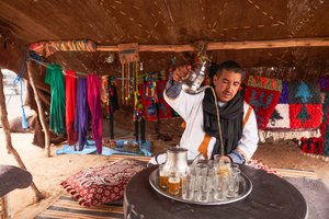 Een local serveert muntthee bij Erg Chebbi in de woestijn nabij Merzouga, Marokko, 2019 door Ira Block