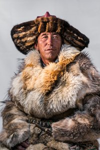 Een portret van een Kazachse arendjager in westelijk Mongolië