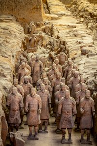 In het Terra Cotta Warrior Museum, scènes van de verschillende krijgers in het Pit 1-gebied, 2009 door Ira Block