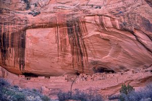 Maïskolven, overblijfselen van de laatste oude maaltijd van deze Anasazi, blijven verspreid
