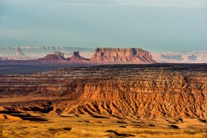 Uitzicht op Monument Valley vanuit Gooseneck State Park, Utah.