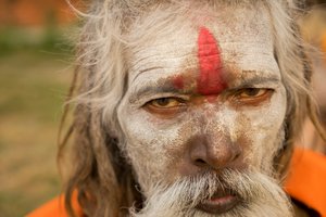 Heilige mannen bij de Pashupatinath-tempel aan de oevers van de Bagmati-rivier in Kathmandu, Nepal
