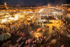 Uitzicht op Jemaa el-Fnaa, het marktplein in de medina, Marrakech door Ira Block