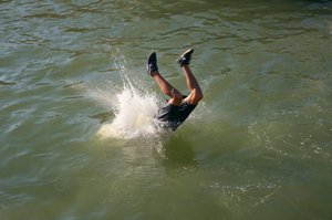 Man duikt in de haven van Essaouira, Marokko, 2022