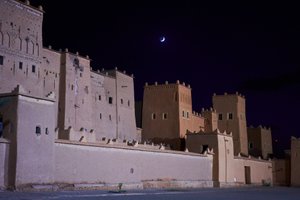 De maan komt op boven Ouarzazate, Marokko