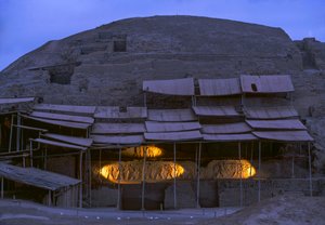 Nachtelijke scène in El Brujo, een afgelegen complex van piramideruïnes van de Moche - een cultuur..., 2005 (foto) door Ira Block
