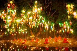 Novice monniken bij Wat Phan Thao tijdens Loy Krathong Festival (Yee Peng) in Chiangmai, Thailand, 2019 (foto)