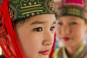Portret van een jong meisje dat Deel draagt, Mongoolse traditionele kleding op Naadam door Ira Block
