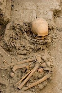 De vrouwelijke offer in de begrafenis met de mummiebundel in Huaca El Brujo., 2005 (foto) door Ira Block
