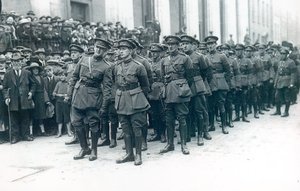 Michael Collins (1890-1922) (links) als hoofd van het Ierse Vrijstaatleger bij de begrafenis van Arthur Griffith, augustus 1922 door Irish Photographer
