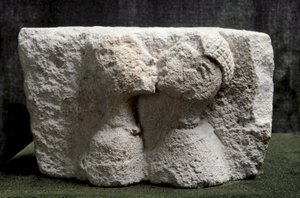 Iberische kunst: de Kus van Osuna. Hoog reliëf van kalksteen dat een man en een vrouw die kussen voorstelt - IJzertijd II, Dim. 13,5x24x20 cm - Madrid, Nationaal Archeologisch Museum door Iron Age