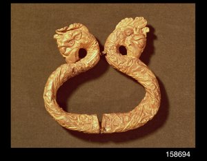 Armband met twee monsterkoppen, 14e-15e eeuw (hout)
