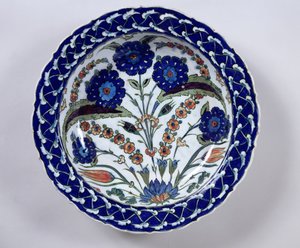 Schaal met een bloemendecoratie, Iznik door Islamic School