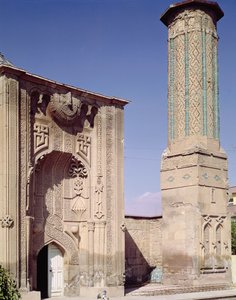 Ingangsportal en minaret, gebouwd ca. 1260-65