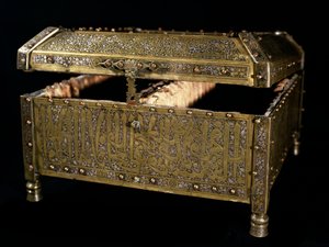 Islamitische kunst: kist gebruikt om de Koran in op te slaan, gemaakt van brons met zilver inleg. Mamluk kunst van de 14e eeuw. Caïro, Museum voor Islamitische Kunst
