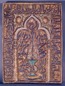 Midden-Oosten: decoratieve plaat met de voorstelling van een mihrab, nis in de muur van een moskee die de gebedsrichting naar Mekka aangeeft. 13e of 14e eeuw. Parijs, Museum van Decoratieve Kunsten door Islamic School