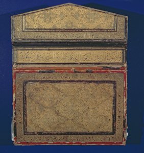 Buitenzijde van een Koran kist met vergulde eslimi ontwerp van soera 56 in thulth