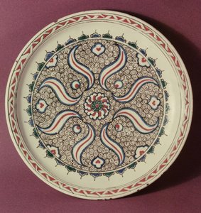 Bord versierd met een vlammenpatroon, Iznik, uit Turkije