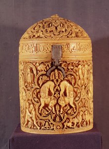 Pyxis met een reliëf dat de genoegens van het hofleven toont, met de naam Al-Mughira, zoon van de kalief Abd-al-Rahman III, Umayyad Periode, uit Cordoba, 968 AD door Islamic School