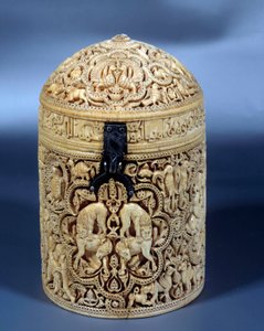 Pyxis (doos) van Al-Mughira in ivoor uit Cordoba, bedoeld voor de Emir, 968. Parijs, Louvre Museum door Islamic School