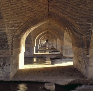 Zicht langs de binnenkant van de Khaju Brug dam, Safavid Periode door Islamic School