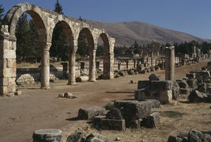 Zicht op een straat en een colonnade, Umayyad Periode (661-750) door Islamic School