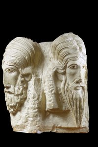 Fragment van een buste met drie hoofden die de Drie-eenheid voorstellen, uit de Kerk van de Aankondiging in Nazareth