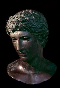 Bronzen hoofd van een winnende atleet met een olijfkroon. Uit Benevento, Italië. 5e eeuw v.Chr. Parijs, Louvre Museum