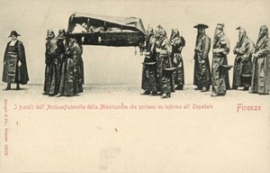 Broeders van de Compagnia della Misericordia (Genootschap van Barmhartigheid) dragen een zieke man naar het ziekenhuis, Florence door Italian Photographer